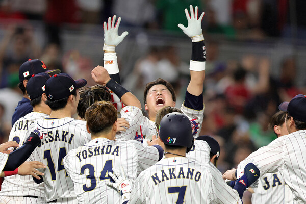 [村上宗隆 直筆サイン入り]WBC優勝記念キャップ Amazon.co.jp: 2023 NPB 村上宗隆 ヤクルト 直筆サインカード