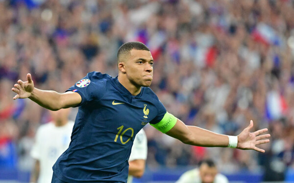 フランス代表 10 エンバペ W杯出場権を獲得したフランス。足首の負傷によりエンバペの離脱を発表