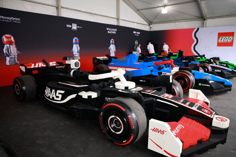 レゴでF1マシンを作って、実際に走らせた」1.5トンの実物大ブロック